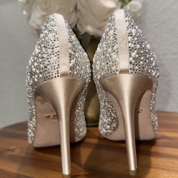 Badgley Mischka Collection Cher II Pointed Toe Pump Size 6 - Picture 9 of 14